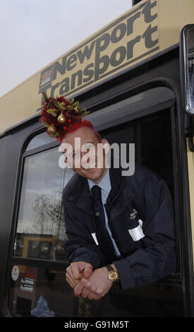 Mark Davis, 31 ans, de Pontypool, un chauffeur de bus du sud du pays de Galles qui s'est fait pousser pour Noël en ayant un mini sapin tissé dans ses cheveux, lundi 5 décembre 2005. Des managers bien humorisés lui ont permis de continuer à conduire son bus à impériale tout en arborant un arbre artificiel accrocheur. Le père de deux a déclaré : « J'ai déjà eu quelques cheveux envoûtés, mais celui-ci est la tête et les épaules au-dessus du reste. » APPUYEZ SUR ASSOCIATION photo. Le crédit photo devrait se lire comme suit : Barry Batchelor/PA Banque D'Images