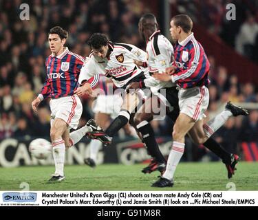 Ryan Giggs (CL) de Manchester United tourne en tant que coéquipier Andy Cole (CR) et Marc Edworthy (L) et Jamie du Crystal Palace Smith (R) regarde Banque D'Images