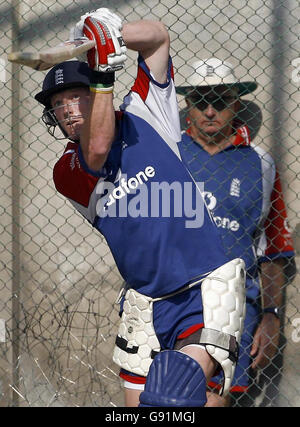 L'entraîneur britannique Paul Collingwood est suivi par l'entraîneur Duncan Fletcher lors d'une séance d'entraînement à l'Académie de cricket du Pakistan à Lahore, le mardi 6 décembre 2005. L'Angleterre joue un match d'échauffement d'une journée contre le Pakistan A mercredi, puis joue au Pakistan dans cinq internationaux d'une journée à partir du 10 décembre. APPUYEZ SUR ASSOCIATION photo. Le crédit photo doit se lire comme suit : Gareth Copley/PA. Banque D'Images