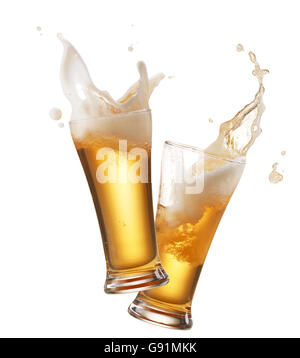 Deux verres de bière toasting créer splash Banque D'Images