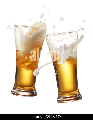 Deux verres de bière toasting créer splash Banque D'Images