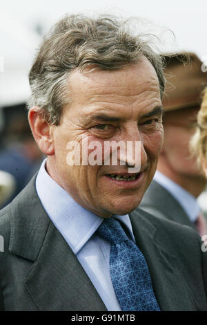 Courses hippiques - Festival guinéas - Hippodrome de Newmarket Rowley Mile. Luca Cumani, formateur Banque D'Images