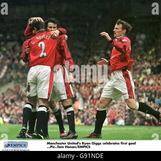 Football - FA Carling Premiership - Manchester United / Leeds United.Ryan Giggs de Manchester United (au centre) célèbre le premier but avec ses coéquipiers Teddy Sheringham (à droite) et Gary Neville (à gauche) Banque D'Images