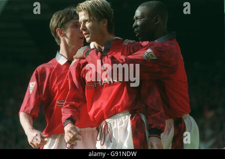 David Beckham de Manchester United (centre) célèbre leur troisième score But avec les coéquipiers Andy Cole (à droite) et Gary Neville (à gauche) Banque D'Images