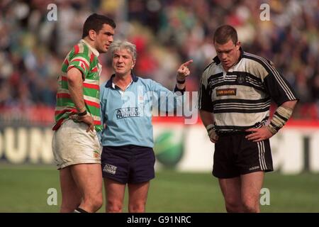 Rugby Union - Allied Dunbar Premiership - Newcastle / Leicester.L'arbitre Ed Morrison parle au capitaine de Leicester Martin Johnson et au capitaine de Newcastle Dean Ryan après l'incident de piété Banque D'Images