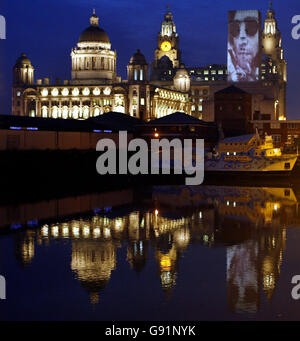 Une image de l'icône de musique assassinée John Lennon est projetée jeudi 8 décembre 2005 sur un bâtiment de Liverpool au bord de l'eau pendant une journée d'événements pour marquer le 25e anniversaire de sa mort. Des dizaines de fans de Lennon du monde entier se sont rassemblés dans la ville de sa naissance pour rendre hommage à la légende musicale. Voir l'histoire de PA SHOWBIZ Lennon. APPUYEZ SUR ASSOCIATION photo. Le crédit photo devrait se lire: Phil Noble / PA. Banque D'Images