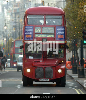 Un bus numéro 159 Routemaster se rend à Oxford Street à Londres, le vendredi 9 décembre 2005. Le dernier Routemaster à opérer dans le cadre d'un service régulier normal fonctionnera sur la route 159, à partir juste après midi près de Marble Arch dans Oxford Street et se terminant un peu plus d'une heure plus tard au garage Brixton dans le sud de Londres. Voir PA Story TRANSPORT Routemaster. APPUYEZ SUR ASSOCIATION photo. Le crédit photo devrait se lire : Michael Stephens/PA Banque D'Images