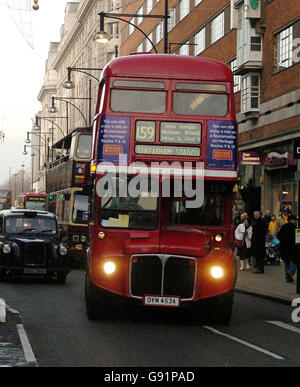 Un bus numéro 159 Routemaster se rend à Oxford Street à Londres, le vendredi 9 décembre 2005. Le dernier Routemaster à opérer dans le cadre d'un service régulier normal fonctionnera sur la route 159, à partir juste après midi près de Marble Arch dans Oxford Street et se terminant un peu plus d'une heure plus tard au garage Brixton dans le sud de Londres. Voir PA Story TRANSPORT Routemaster. APPUYEZ SUR ASSOCIATION photo. Le crédit photo devrait se lire : Michael Stephens/PA Banque D'Images