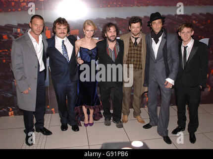 Acteurs (de gauche à droite) Thomas Kretschmann, Jack Black, Naomi Watts, Peter Jackson (directeur), Andy Serkis, Adrien Brody et Jamie Bell arrivent pour la première du film britannique « King Kong », au cinéma Odeon, Leicester Square, centre de Londres, le jeudi 8 décembre 2005. Voir l'histoire de PA SHOWBIZ Kong. APPUYEZ SUR ASSOCIATION photo. Le crédit photo devrait se lire comme suit : Ian West/PA Banque D'Images