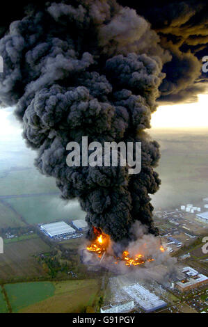 Les flammes et la fumée s'élèvent du dépôt de pétrole de Buncefield près de Hemel Hemsptead dans cette photo prise dimanche, et publiée par la police de Hertfordshire lundi 12 décembre 2005. Les pompiers qui combattent le feu utilisent une couverture en mousse pour fumer les flammes et sont considérés comme ayant éteint des incendies dans 10 des 20 réservoirs de carburant touchés. Voir PA Story BLASTE explosion. APPUYEZ SUR ASSOCIATION photo. Crédit photo devrait lire: Police de Hertfordshire / PA. Banque D'Images