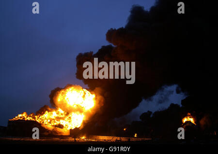 Les flammes montent de l'un des réservoirs de carburant lundi 12 décembre 2005, au dépôt de pétrole de Buncefield près de Hemel Hemsptead qui a commencé tôt dimanche matin. Les pompiers ont passé hier à contenir le feu avec un « rideau d'eau » entre les flammes qui font rage et les sept réservoirs de carburant non explosés et ont maintenant rassemblé assez d'équipement de tout le pays pour étouffer le feu avec de la mousse. Voir PA Story BLASTE explosion. APPUYEZ SUR ASSOCIATION photo. Le crédit photo devrait se lire comme suit : Mike Seaman/ PA. Banque D'Images