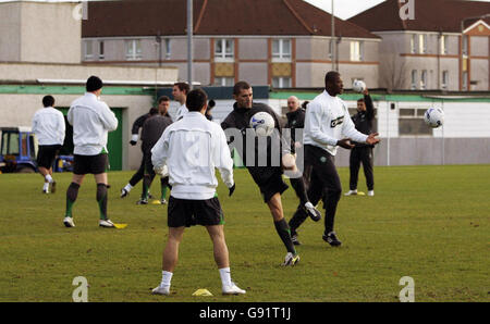 Roy Keane (C) du Celtic lors d'une session d'entraînement au terrain d'entraînement de Barrowfield à Glasgow, le vendredi 16 décembre 2005. L'ancien capitaine de Manchester United Roy Keane a terminé son déménagement au Celtic hier après avoir signé un contrat de 18 mois. APPUYEZ SUR ASSOCIATION photo. Le crédit photo devrait se lire comme suit : Andrew Milligan/PA. **** Banque D'Images