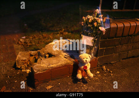 Un ours en peluche et des hommages floraux se trouvent à l'extérieur d'un pâté de maisons d'appartements à Bodney Road, Hackney, est de Londres, le vendredi 16 décembre 2005, marquant l'endroit où Charlotte Adams, âgée de cinq ans, a été tuée. La jeune fille de cinq ans a été tuée sur son chemin à la maison après une fête de Noël à l'école lorsqu'elle a été frappée par une voiture dont les deux occupants se sont enfuyés, a déclaré la police aujourd'hui. Charlotte était avec sa mère, son père et sa sœur à Bodney Road, Lower Clapton, à l'est de Londres, quand une BMW rouge a monté le trottoir hier. Le véhicule a frappé Charlotte et sa mère, Jean, qui est à la fin de la trentaine. Jean a été grièvement blessé. Banque D'Images