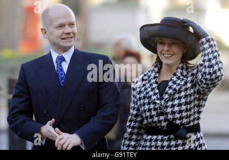 L'ancien chef conservateur William Hague et son épouse Ffion arrivent pour le député du Parti conservateur et ancien candidat à la direction, Liam Fox, mariage à JJesme Baird à l'église St Margarets à Westminster le samedi 17 2005 décembre. Voir Pa Story POLITICS Fox. APPUYEZ SUR ASSOCIATION photo. Le crédit photo devrait se lire comme suit : Stefan Rousseau/PA Banque D'Images