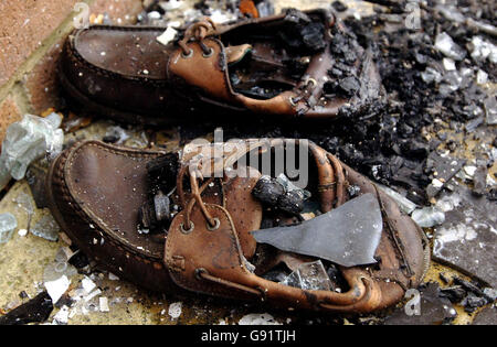 Une paire de chaussures endommagées par le feu sur le patio de la maison à Hayes, Middlesex samedi 17 2005 décembre, où deux adultes et trois enfants sont morts lorsque les flammes ont déchiré leur maison tôt aujourd'hui.Les pompiers ont lutté pendant près de deux heures pour maîtriser l'incendie, à la promenade Willenhall.Les victimes sont toutes mortes sur les lieux.Voir l'histoire de l'AP, LE FEU DE LA MORT.APPUYEZ SUR ASSOCIATION photo.Le crédit photo devrait se lire : John Stillwell/PA Banque D'Images