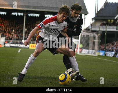 Brian McBride de Fulham (L) retient Zurab Khizanishvili de Blackburn Rovers de la balle Banque D'Images