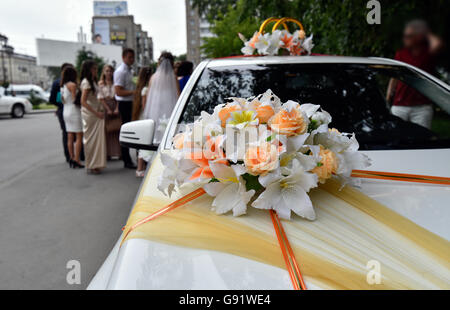 Décoré avec des rubans et des fleurs pour la voiture de mariage Banque D'Images