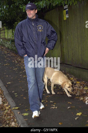 L'ancien capitaine de Manchester United Roy Keane à pied son chien près de sa maison à Hale, le samedi 19 novembre 2005. Keane a quitté Manchester United avec un consentement mutuel hier. Une déclaration publiée par la tenue Old Trafford a confirmé que leur capitaine de longue date est parti avec effet immédiat après qu'il est devenu clair que son avenir au club était intenable. Voir PA Story FOOTBALL Man Utd. APPUYEZ SUR ASSOCIATION photo. Le crédit photo devrait se lire : Phil Noble/PA Banque D'Images