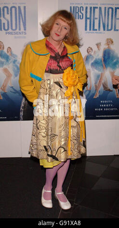 Grayson Perry arrive à la première de « Mrs Henderson Presents », au vue Cinema dans le centre de Londres, le mercredi 23 novembre 2005.APPUYEZ SUR ASSOCIATION PHOTO.Le crédit photo devrait se lire comme suit : Ian West/PA Banque D'Images