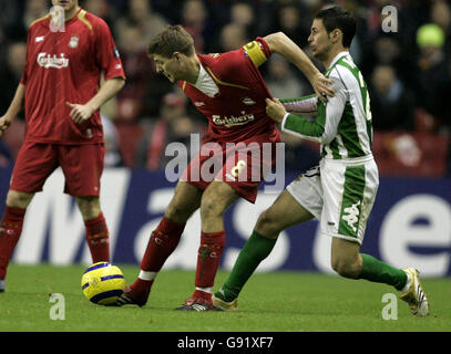 Steven Gerrard (L) de Liverpool défie Sanchez Joaquin de Real Betis lors du match de la Ligue des champions de l'UEFA à Anfield, Liverpool, le mercredi 23 novembre 2005.APPUYEZ SUR ASSOCIATION photo.Le crédit photo devrait se lire : Phil Noble/PA Banque D'Images