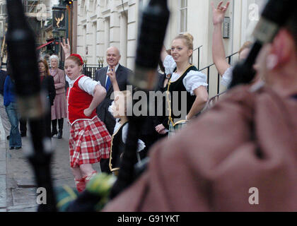 L'ancien chef du Parti conservateur Iain Duncan Smith est animé par une danse écossaise traditionnelle lors du lancement d'une nouvelle œuvre de charité appelée ScotsCare, devant leur siège social sur King Street à Covent Garden, dans le centre de Londres, le mardi 29 novembre 2005. M. Duncan Smith a été rejoint par l'actrice Taggart Blythe Duff pour participer au lancement de la charité qui vise à lutter contre la pauvreté et les besoins parmi les Écossais à Londres. Un dixième des 340,000 000 personnes d'origine écossaise vivant dans le Grand Londres sont considérées comme vivant dans la pauvreté, sont confrontées à une maladie chronique et à la solitude ou à une combinaison des trois. Voir pour PA Banque D'Images