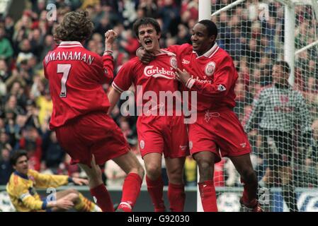 Football - FA Carling Premiership - Liverpool v Crystal Palace.Steve McManaman (L) et Paul Ince célèbrent avec David Thompson (C) le marqueur du but gagnant de Liverpool Banque D'Images