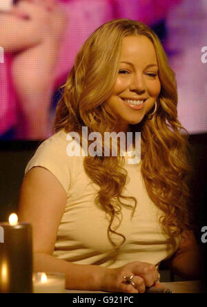 Mariah Carey au magasin de musique HMV d'Oxford Street, Central London, dimanche 4 décembre 2005 pour la signature en magasin de son dernier album The Emancipation of Mimi: Ultra Platinum Edition. APPUYEZ SUR ASSOCIATION photo. Photo Credit devrait se lire: Steve Parsons/PA. Banque D'Images