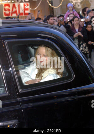 Mariah Carey arrive à l'arrière d'un taxi londonien au magasin de musique HMV sur Oxford Street, Central London, dimanche 4 décembre 2005 pour une signature en magasin de son dernier album The Emancipation of Mimi: Ultra Platinum Edition. APPUYEZ SUR ASSOCIATION photo. Photo Credit devrait se lire: Steve Parsons/PA. Banque D'Images