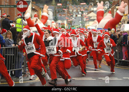 Les concurrents participent à la course annuelle du Père Noël à Newtown, au centre du pays de Galles, le dimanche 4 décembre 2005. Le Santa Run en est à sa cinquième année, et Santas, de partout au Royaume-Uni, a parcouru un chemin de quatre mille et demi pour recueillir des fonds pour la charité. Le premier événement a attiré 501 Santas qui ont pris part à l'événement de collecte de fonds au nom des organisateurs, de l'organisme de bienfaisance local de transport communautaire Newtown et District Dial A Ride. Voir PA Story SOCIAL Santa. APPUYEZ SUR ASSOCIATION photo. Le crédit photo devrait se lire: Jane Jordan/PA Banque D'Images