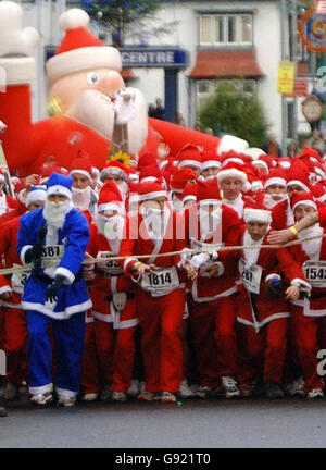 Les concurrents participent à la course annuelle du Père Noël à Newtown, au centre du pays de Galles, le dimanche 4 décembre 2005. Le Santa Run en est à sa cinquième année, et Santas, de partout au Royaume-Uni, a parcouru un chemin de quatre mille et demi pour recueillir des fonds pour la charité. Le premier événement a attiré 501 Santas qui ont pris part à l'événement de collecte de fonds au nom des organisateurs, de l'organisme de bienfaisance local de transport communautaire Newtown et District Dial A Ride. Voir PA Story SOCIAL Santa. APPUYEZ SUR ASSOCIATION photo. Le crédit photo devrait se lire: Jane Jordan/PA Banque D'Images