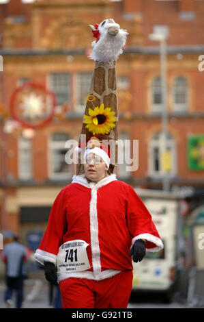 Les concurrents participent à la course annuelle du Père Noël à Newtown, au centre du pays de Galles, le dimanche 4 décembre 2005. Le Santa Run en est à sa cinquième année, et Santas, de partout au Royaume-Uni, a parcouru un chemin de quatre mille et demi pour recueillir des fonds pour la charité. Le premier événement a attiré 501 Santas qui ont pris part à l'événement de collecte de fonds au nom des organisateurs, de l'organisme de bienfaisance local de transport communautaire Newtown et District Dial A Ride. Voir PA Story SOCIAL Santa. APPUYEZ SUR ASSOCIATION photo. Le crédit photo devrait se lire: Jane Jordan/PA Banque D'Images