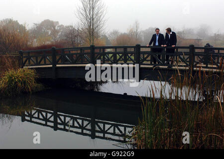 David Cameron, chef du Parti conservateur nouvellement élu (à gauche), en compagnie de Zac Goldsmith, un des principaux militants anti-mondialisation, au London Wetland Centre de Barnes, le vendredi 9 décembre 2005. Cameron s'est engagé aujourd'hui à prendre les « décisions difficiles » nécessaires pour réduire les émissions de gaz à effet de serre de 60 % d'ici 2050. M. Cameron a nommé l'environnementaliste Zac Goldsmith à la tête d'un nouveau groupe politique qui s'occupe des questions de qualité de vie. M. Goldsmith rejoint l'ancien secrétaire à l'environnement John Gummer en tant que dirigeants de l'organisme. Voir PA Story POLITIQUE Tories. APPUYEZ SUR ASSOCIATION photo. Crédit photo devrait se lire: Fiona Banque D'Images