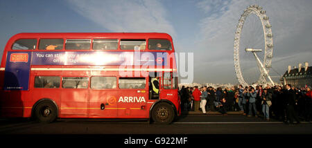 Les amateurs de bus et les médias se rassemblent pour prendre une photo, alors que l'un des derniers routemasters de Londres passe au-dessus du pont de Westminster, le vendredi 9 décembre 2005. Le dernier Routemaster à opérer dans le cadre d'un service régulier normal fonctionnera sur la route 159, à partir juste après midi près de Marble Arch dans Oxford Street et se terminant un peu plus d'une heure plus tard au garage Brixton dans le sud de Londres. Voir PA Story TRANSPORT Routemaster. APPUYEZ SUR ASSOCIATION photo. Le crédit photo devrait se lire: Chris Young/PA Banque D'Images