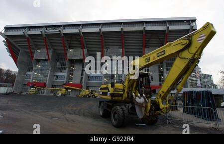 Vue générale photo datée du 06/12/2005 montrant les travaux de construction en dehors de Fritz-Walter-Stadion à Kaiserslautern, Allemagne. Le stade accueillera la coupe du monde de 2006. APPUYEZ SUR ASSOCIATION photo. Le crédit photo devrait se lire: Nick Potts/PA. Banque D'Images