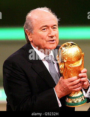 Le président de la FIFA, Sepp Blatter, a remporté le trophée de la coupe du monde lors de la cérémonie qui précède le tirage au sort de la coupe du monde de la FIFA 2006, à Leipzig, en Allemagne, le vendredi 9 décembre 2005.Voir PA Story football World Cup.APPUYEZ SUR ASSOCIATION photo.Le crédit photo devrait se lire comme suit : PA Banque D'Images