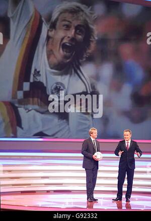 Reinhold Beckmann, présentateur, et Jurgen Klinsmann, entraîneur allemand, lors du tirage au sort final de la coupe du monde de la FIFA 2006. Banque D'Images