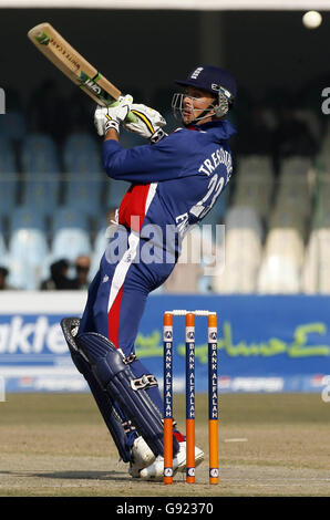 Le Marcus Trescothick d'Angleterre s'attaque au Pakistan lors du premier international d'une journée au stade Kadhafi à Lahore, au Pakistan, le samedi 10 décembre 2005. APPUYEZ SUR ASSOCIATION photo. Le crédit photo doit se lire comme suit : Gareth Copley/PA. Banque D'Images