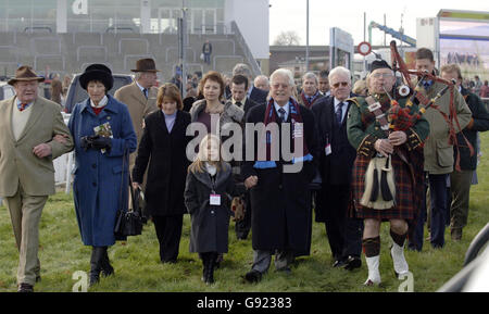 Un Piper dirige le propriétaire de Best Mate Jim Lewis (C), l'entraîneur Henrietta Knight (deuxième à gauche) et le mari Terry Biddlecombe avec d'autres du site au poste gagnant où les cendres de Best Mate ont été enterrées à Cheltenham racecourse, Prestbury Park, Cheltenham, samedi 10 décembre 2005.Regardez PA Story RACING Mate.APPUYEZ SUR ASSOCIATION photo.Le crédit photo devrait se lire comme suit : Barry Batchelor/PA Banque D'Images