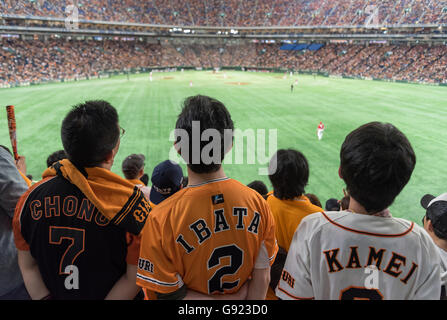 Les partisans de l'équipe de baseball des Giants Yomiuri au Tokyo Dome Stadium, Japon Banque D'Images