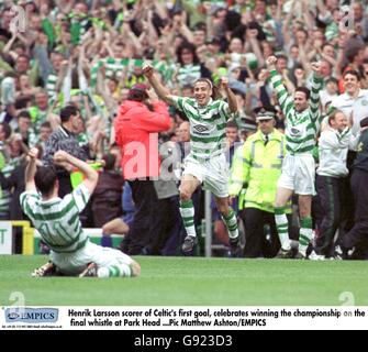 Scottish Soccer - Bell's Scottish League Premier Division - Celtic v St Johnstone.Henrik Larsson (au centre), buteur du premier but du Celtic, célèbre la victoire du championnat lors du sifflement final à Park Head Banque D'Images