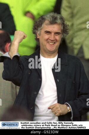 Scottish Soccer - Bell's Scottish League Premier Division - Celtic v St Johnstone.Billy Connolly, comédien écossais et fan du Celtic, célèbre la victoire à Park Head alors que le Celtic remporte le championnat écossais Banque D'Images