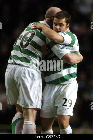 John Hartson (L) du Celtic célèbre son deuxième but avec son coéquipier Shaun Maloney lors du match de la Premier League contre Hibernian à Celtic Park, Glasgow, le samedi 10 décembre 2005. APPUYEZ SUR ASSOCIATION photo. Le crédit photo devrait se lire : Danny Lawson/PA Banque D'Images