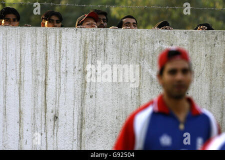 Cricket - session d'entraînement de l'Angleterre - Stade national, Karachi.Les fans de cricket pakistanais regardent l'Angleterre s'échauffer lors d'une séance d'entraînement au stade national de Karachi, au Pakistan. Banque D'Images