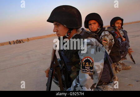 Des membres de l'unité de frappe tactique iraquienne participent à un exercice d'entraînement mené par des troupes britanniques à une base aérienne près d'Al Amarah, dans la province de Maysan, en Irak, le mercredi 14 décembre 2005. APPUYEZ SUR ASSOCIATION photo. Le crédit photo devrait se lire: Matthew Fearn/PA Banque D'Images