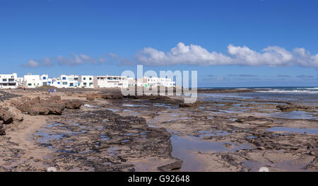 Caleta de Famara à partir de la plage de la plage de Famara, Lanzarote Banque D'Images