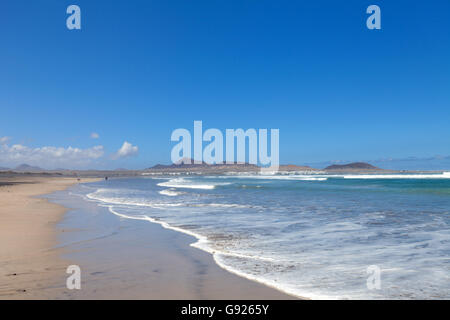 Vagues déferlant sur la plage de la plage de Famara Lanzarote, Îles Canaries Banque D'Images