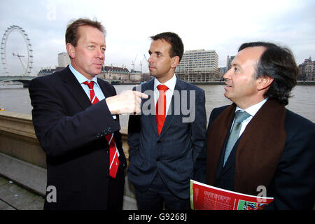 Alan Curbishley, directeur de Charlton Athletic (l) au lancement officiel du nouveau commanditaire Llanera avec Fernandeo Gallego (c) Directeur général de Llanera S.L. Banque D'Images