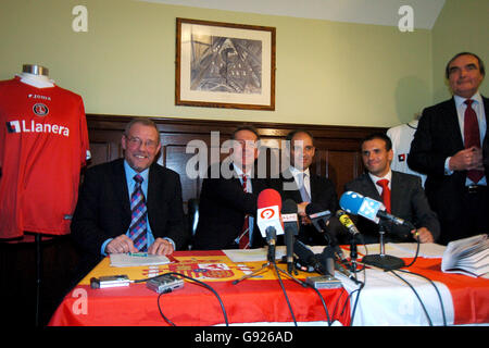 l-r; Richard Caborn, ministre des Sports, Alan Curbishley, directeur de Charlton Athletic, Francisco camps, 1er ministre de la région de Valence, et Fernando Gallego Directeur général de Llanera S.L. au lancement officiel du nouveau sponsor Llanera Banque D'Images