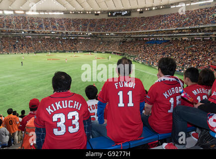 Carp Hiroshima fans au Tokyo Dome Stadium, Japon Banque D'Images