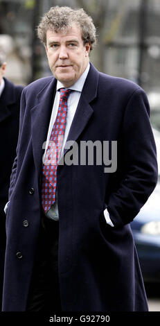 Le présentateur de Top Gear Jeremy Clarkson arrive à l'église St Lukes à Londres, le jeudi 22 décembre 2005, pour le mémorial du conducteur de rallye Richard Burns, décédé le mois dernier d'une tumeur du cerveau à l'âge de 34 ans. Regardez PA Story MEMORIAL Burns. APPUYEZ SUR ASSOCIATION photo. Le crédit photo devrait se lire : Andrew Parsons/PA Banque D'Images